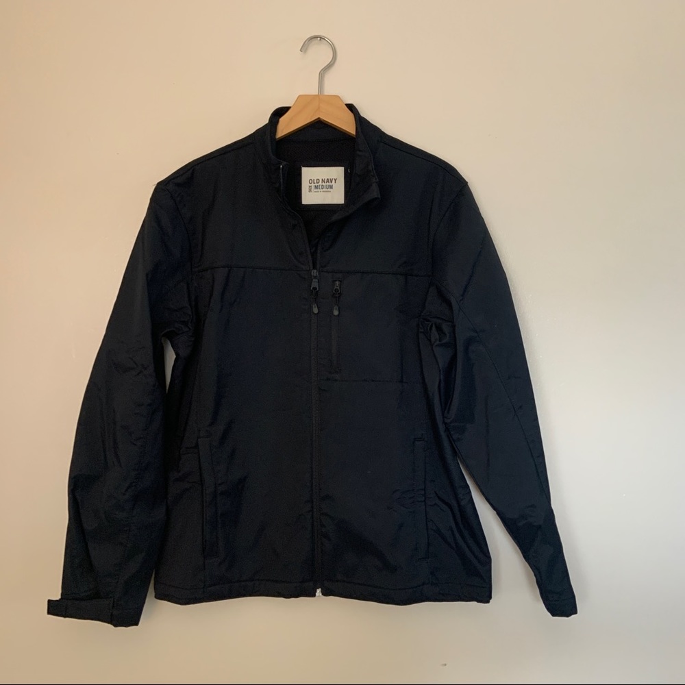 Old Navy Men’s Black Windbreaker Jacket in size Medium. In EUC.